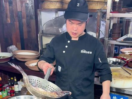 做鱼20年的老师傅带来一道红烧三角舫,这是他第一次遭遇滑铁卢,我们看师傅如何绝地反击。#湘菜 #地方特色美食 #红烧三角舫