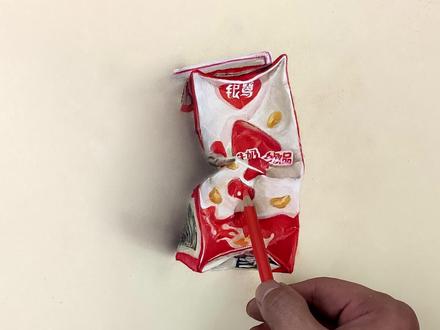 花生牛奶喝完了,画个瓶子吧! #画画 #超写实手绘 #绘画