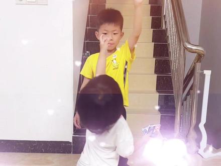 全世界都需要奥特曼,而妹妹只需要哥哥 怪兽入侵城市,奥特曼哥哥临危受命奔赴战场。
可在小小妹妹心中,没有拯救世界的大义,只有舍不得离开的哥哥。原来世间最大的温柔,是你身披光芒守护世界,也把温柔留给家人✨ #奥特曼 #奥特曼文案 #兄妹情深 #奥特曼玩具#感人小故事