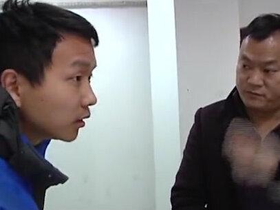 男子在自助存款机存钱,九千八百元竟少了一千?银行:机器没问题