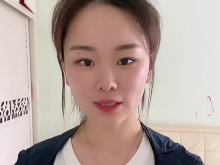 你们要的做被子教程来啦,原谅我笨拙视频剪辑😂平时不爱录视频,很多手工都没有记录,不知道这个视频能不能看明白呢。
把孩子的衣服挑好看的,干净的,剪成一块一块的,可以大小不一,然后按自己的审美拼凑,铺满整个被子,最后再缝小衣服,被子上所有的线都是这种小三角,做好的请来上图让大家欣赏呀😜#宝妈在家做手工 #教程 #用女儿小时候的衣服做被子