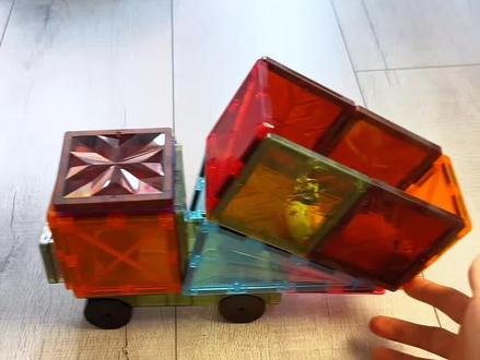 #创作灵感来源 小朋友喜欢的翻斗车来吧,简单好玩,快摆起来吧#磁力片玩法 #磁力片翻斗车 #玩具车 #记录开心美好精彩瞬间