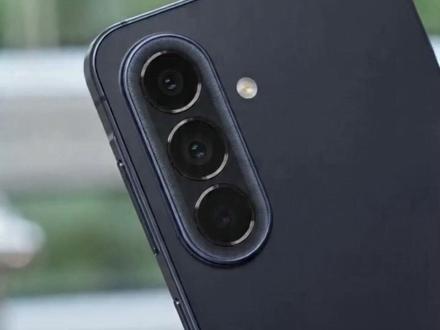 三星 Galaxy A57简约设计拿捏高级感。 A57真的是把 “越简单越高级” 刻进骨子里了。现在很多手机镜头模组花里胡哨,
堆得满满当当反而显廉价,A57 直接做了极简的纵向镜头模组,线条利落、质感细腻,没有多余的设计,反而把高级感拉满了。不管是拿在手里,还是放在桌上,都透着一股简约大气的质感,颜值党真的一眼就爱上。而且这种简约设计,不仅好看,不容易积灰、硌手,日常用着也省心,真正做到了颜值与实用双在线!#三星 #手机 #数码科技