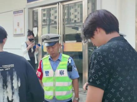 群众举报一辆电动车带了5个人其中一个还坐在篮子上,交警:安排!#守护的瞬间