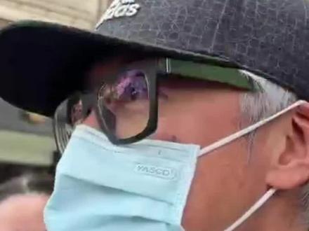 张宇神隐多年为露面,今日现身袁惟仁灵堂悼念好友。小胖老师2018年在上海以为跌倒脑溢血后 张宇就发起「小胖基金」号召圈内艺人及歌迷众筹医疗费用 是最有情有义的好朋友#张宇 #袁惟仁 #娱乐圈 #娱乐新闻 #张宇现身袁惟仁灵堂悼念好友