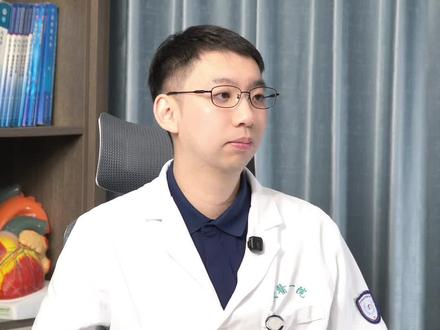 肝不好应该吃哪种降压药? 很多肝功能异常、脂肪肝、慢性肝炎的患者,都担心降压药伤肝。
从临床的角度来说,肝功能不全的人群,是要优先选择经肾脏排泄、肝脏代谢负担小的降压药,这样安全性更有保障。
首选推荐ARB 类降压药,也就是沙坦类,比如缬沙坦、厄贝沙坦、替米沙坦等。这类药物以肾脏排泄为主,对肝脏代谢依赖低,在肝功能轻中度异常时,通常无需调整剂量,是目前指南推荐的优选方案。
次选推荐是长效钙通道阻滞剂,也就是CCB 类,如氨氯地平、左氨氯地平。药物基本不经过肝脏代谢,对肝功能影响很小,降压平稳,适合合并肝病的高血压患者长期使用。
提醒各位,肝功能明显受损者,用药前一定要告知医生肝功能情况,不建议优先选用经肝脏大量代谢的药物。不可自行选药、换药,用药期间务必定期监测肝功能与血压。
#肝功能异常 #降压药#高血压#沙坦类降压药物 #氨氯地平