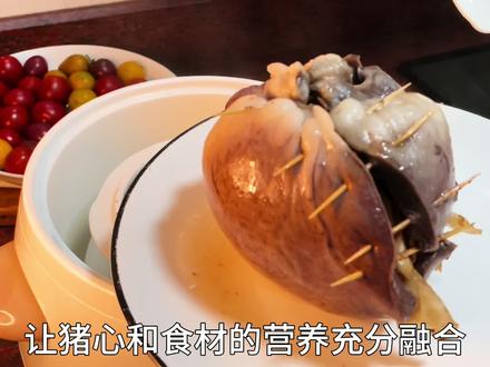 以前心情烦躁 睡眠不好都是妈妈给我炖猪心汤 现在学会了这款西洋参猪心汤 给爸爸妈妈安排上了 年关将近 快学起来给家里人做 大人和小孩都可以吃 西洋参猪心汤 让你睡个安稳觉#抖音美食推荐官 #养生 #喝出来的健康 #喝出好气色 #猪心汤的做法