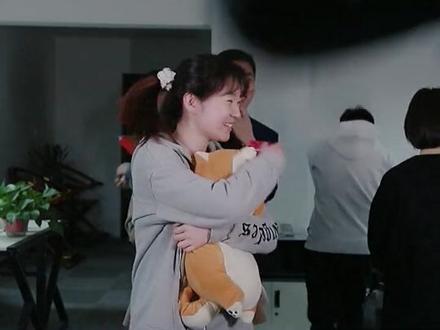 据说能认识3个以上的都是00后了,所以sjb到底是什么意思?#欢乐办公室 #办公室游戏