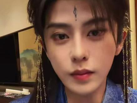 3.2晚润铭直播
大漏勺漏了4月上海有活动
3.6🥝《假贵女进阶录》
3.13🍎《桃烬九重天》#刘润铭 #刘润铭直播 #帅哥 #演员 #古风