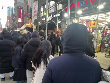 纽约蜜雪冰城打卡(以及吐槽) 蜜雪冰城在纽约开业了,作为一个从来没喝过的人,今天去凑热闹,下午排队了半个多小时终于尝到了人生中头一杯蜜雪奶茶。也就那样吧,不过糖度真的还好……#蜜雪冰城 #纽约 #徐德智 #奶茶 #蜜雪冰城纽约