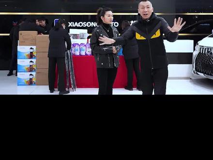 @DOU+小助手 #跨年 啦!松哥松嫂#送祝福送好运 !看到桌子上的了吗?都是#粉丝 的!#新年快乐