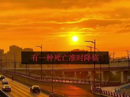 荔枝病本质是大量吃荔枝引发的低血糖症,医学上叫急性荔枝中毒/低血糖脑病,不是荔枝有毒,是果糖代谢异常+空腹大量食用导致,儿童、老人最危险。
主要危害
1. 低血糖轻症
头晕、心慌、出冷汗、乏力、手抖、脸色苍白、恶心想吐、肚子不舒服,类似中暑或饿晕。
2. 严重中枢神经损伤(最危险)
血糖过低影响大脑供能:
- 嗜睡、精神萎靡、烦躁不安
- 抽搐、四肢僵硬、意识模糊、昏迷
- 严重可出现脑水肿、呼吸衰竭,抢救不及时会脑损伤、死亡
3. 其他身体损伤
- 电解质紊乱、心律失常
- 反复呕吐引发脱水
- 儿童可能留下智力、神经后遗症
为什么会得荔枝病?
- 荔枝含大量果糖,快速大量吃,刺激胰岛素大量分泌,导致血糖骤降
- 空腹吃、一次性吃太多、儿童代谢弱最容易中招
快速急救方法
1. 立刻吃糖、糖水、蜂蜜水、饼干补糖
2. 症状重(抽搐、昏迷、叫不醒)马上送医院
安全吃法
- 每天成人不超过3–5颗,儿童1–2颗
- 不要空腹吃,饭后半小时吃
- 不要吃未熟、隔夜、变质荔枝