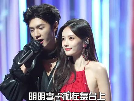 明明李一桐放下话筒了,为何后台音响还在继续唱?了解内情揭开不为人知的行业冷知识 #李一桐 #湖南卫视春晚 #李一桐陈哲远合唱我想要占据你 #影娱热点团 #内容启发搜索