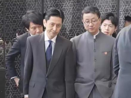 日本外务省高官离开外交部,表情严肃低头听中方人员讲话