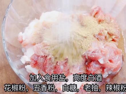 麻辣香肠家庭做法,比买的还好吃,详细做法可以来西瓜视频找夏妈厨房,安排~#美食