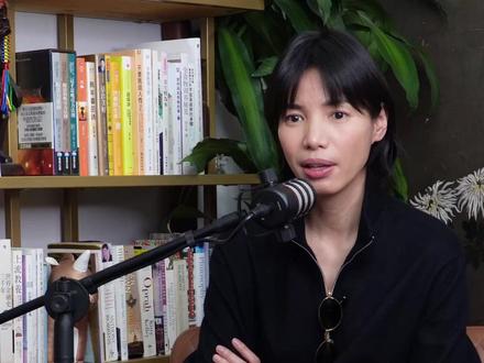 对话主持人李静Linda:一个女性的内在跋涉 一块璞玉,被时代的风尚偶然发掘,雕琢成T台上的模特;一颗心灵,却在文字的静默与舞台的喧哗之间,寻找自己的腔调。本期视频播客《一杯咖飞》,我们遇见的是主持人李静(Linda)@Linda李静。
她的人生,是一场连续的“嫁接”。从与杜鹃、张梓琳同期的初代超模,到登台主持《美丽俏佳人》;从北京文艺沙龙里撰写剧本的年轻女孩,到一对混血宝宝的母亲。每一次身份的转换,都像是在既有的生命枝干上,切入新的芽,经历一番排异与融合的痛楚,最终绽放出独特的花。
我们谈及光鲜行业的迷茫内核,谈及聚光灯下大脑空白的诚实瞬间,也谈及如何从掌控全场的主持人,学习成为一个不控制的母亲。
在这场对话中,李静剥开时尚的外壳,露出了她文艺的、时常自省的、并努力在碎片化时代守护本心的内核。她向我们展示了,一个女性如何在多重身份的土壤中,向下扎根,向上生长,最终获得一种温柔而坚定的力量。
【本期人物】
李静(Linda) | 主持人、模特
《美丽俏佳人》主持人、中国首届汽车模特大赛冠军,获称“中国时尚第一主播”
陈正飞(Andy)| 主持人、演员
MTV《天籁村》亚洲首席VJ、湖南卫视《8090》、以及众多奢侈品、时尚媒体御用双语主持人
#李静 #模特 #主持人 #女性智慧 #女性