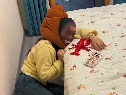 熊非熊偷看手机动态壁纸娶图教程来了!抖音放大镜🔍搜【神图定制】进入,输入口令“4435”🉐动态高清图 #设置教程 #教程来了 #熊非熊偷看手机动态壁纸 #动态壁纸 #手机锁屏 学会了快去试试吧 送你一张动态壁纸 这也太好玩了 有意思的锁屏壁纸