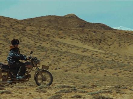 这部剧最牛、最打动人的地方,就是刻画人物太真实了,没有完美无 无瑕的英雄,全是有血有肉的普通人。就说丁董事长、张院长、林县长这三个人,各有各的脾气,各有各的纠结和难处,丁董事长会为利益生气,张院长会为抉择犹豫,林县长会为工作争执,但他们每一个关键时刻的抉择,都藏着最真实、最戳人的人性温度,越看越有感触,越品越能读懂平凡人身上的善良与担当,这才是这部剧最让人上头的地方。#生命树 #生命树有问必答