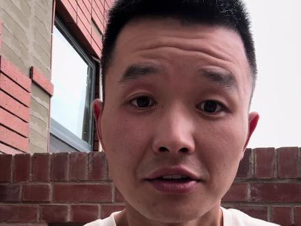 价值20万的赛里木湖的自驾攻略你看过吗 出发时间:建议在5月底至7月中下旬前往,此时薰衣草和野花盛开,景色优美。
门票:可通过赛里木湖旅游公众号预约门票,门票70自驾票75元/人
进入景区:自驾需要去游客中心打印纸质票。
环湖路线:
推荐每一位自驾的朋友【顺时针!】方向游玩,【东门进南门出!】虽然会走一段重复路,但是会节省很多时间,避开大部分人流:
1️⃣顺时针:景色全程在右边,可以随时停车,避开旅行团,不易堵车;
2️⃣逆时针:景色全程在左边,停车不便;旅行团常走路线;但如果早起进拍照光线好看。
‼️下午最堵的路段在克勒涌珠到南门路段/方向,如果顺时针走下来极大可能避免堵车。
🚪进出门选择:
1️⃣东门:可进可出(独山子、乌鲁木齐方向)
2️⃣南门:只出不进(伊宁方向、果子沟大桥打卡点、果子沟大桥)
3️⃣北门:可进可出(阿拉山口、温泉县方向)
景点:月亮湾、点将台、克勒涌珠、灯塔、松树头等景点。
.自驾可以环湖、看日出日落、看天鹅、看花海等。环湖一圈2到三小时
住宿:想露营的可以提前一天预约露营点,每个露营点都不收费,配套设施齐全,景区也有帐篷租赁
附近也有酒店,也可以住伊宁,博乐,霍尔果斯感受一下当地文化
⛰️南门出口景观:
❶悬崖石:经典跳崖机位;
❷果子沟观景台:果子沟大桥近距离合影。
⚠️走果子沟大桥的朋友,切记在隧道内开启视频录制,每一个隧道出去都是惊喜~
PS:回乌鲁木齐的朋友也可以选择南门出,玩过果子沟后再回。
注意事项:赛里木湖海拔2075米,天气变化较快,建议携带保暖衣物。#赛里木湖 #新疆 #自驾游 #新疆旅游攻略