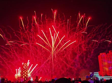 #秀出家乡美 #人山人海太热闹了 #跟我的城市合个拍 丰镇市府前广场元宵节烟花秀无剪辑一镜到底