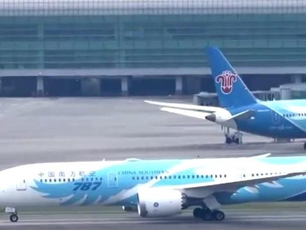 多家航空公司取消赴日航班,多家旅行社冻结赴日旅行团。(央视频号:新闻来了)