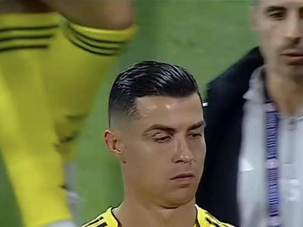 #c罗 没有走!#利雅得胜利 官方公告:C罗腿筋受伤,他在俱乐部的训练基地疗伤。#刘老师配音