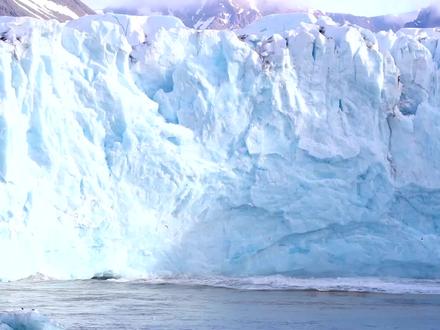 壮观的大型冰川崩裂,响声震耳欲聋
