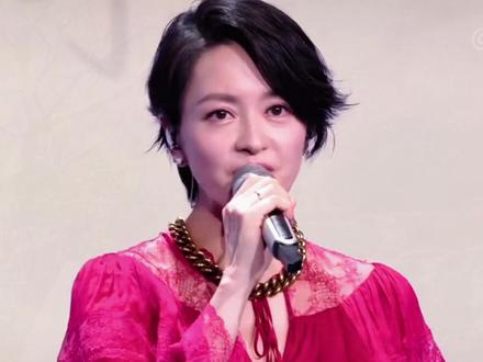 50岁梁咏琪元宵晚会献唱,本人皮肤紧致身材纤细,老牌艺人果然抗打
#优雅知性 #唱功 #女星 #梁咏琪#元宵晚会