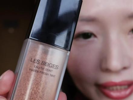 Chanel泡泡粉底液 白开水人,都有点欣赏不来。比素颜霜还素颜霜,跟防晒霜涂出来的效果差不多。
来自一个素人的真实拍摄。用了比平时多4倍的量,才白了一点。