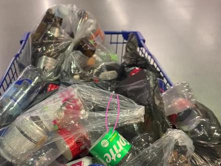 在🇫🇮“捡垃圾”卖废品的一天,哈哈哈~投放过程中,还遇到一个外国人送了一个瓶子给我们😂😂😂#海外生活