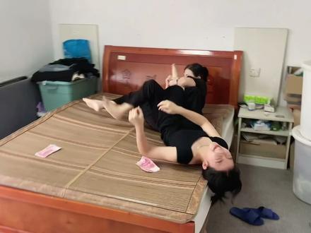 母女俩大战挠痒痒游戏,结果小伙横插一脚,把女儿挠的哇哇叫 #我要做爆款 #挠痒痒搞笑 #亲子互动游戏 #搞笑一家人