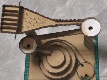 #六一儿童节礼物 平时没用的纸皮可以做一个好玩的弹珠跑道,赶紧来试试。#废物利用变废为宝 #手工diy #创意手工 #亲子手工玩具 #亲子手工#六一儿童节 #手工制作#废物利用创意手工 #废物利用