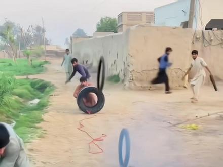 印度飞轮胎游戏能打99分#老外真会玩 #危险动作请勿模仿 #国外生活