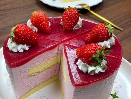 草莓季的尾巴🍓来做个粉粉嫩嫩的草莓慕斯🍰
酸酸甜甜 冰冰凉凉 入口即化 巨好吃😋
草莓泥:
草莓500克,细砂糖100克,柠檬汁15克。
蛋糕体:鸡蛋4个,细砂糖40克,牛奶40克,玉米油40克,低筋面粉40克,柠檬汁适量。
慕斯体:
牛奶40克
吉利丁片10克
淡奶油200克
酸奶100克
草莓泥160克
镜面:
草莓果泥120克
糖10克(可不加)
吉利丁5克
#每日美食分享 #烘焙分享 #美食推荐官 #下午茶甜品 #治愈系美食 #抖音美食推荐官