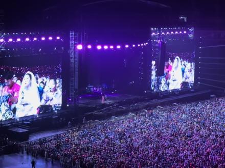 杰伦的婚纱女粉丝纯情演唱屋顶,真的好好听啊#jay #周杰伦 #嘉年华 #屋顶