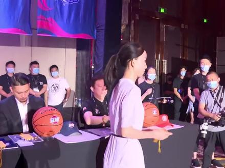 CBA第一届选秀大会:19支球队弃权,仅状元被选,一年就被迫退役 #CBA选秀大会 #姚明 #篮协 #陈国豪