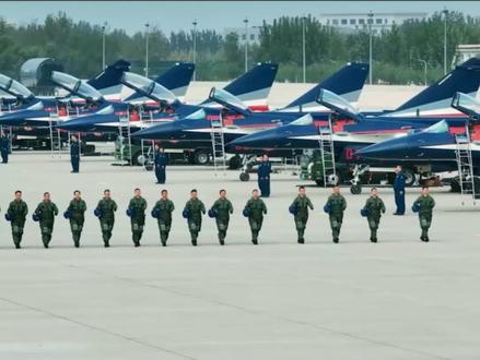 【空军八一飞行表演队应邀参加第十届新加坡航展】 空军新闻发言人谢鹏大校介绍,北京时间1月27日14时许,空军八一飞行表演队7架歼-10表演机飞抵樟宜机场,参加第十届新加坡航展。这是该表演队第13次飞出国门,也是继2020年2月参加第七届新加坡航展后再次应邀参展。后续,表演队将组织适应性训练并进行精彩飞行表演。