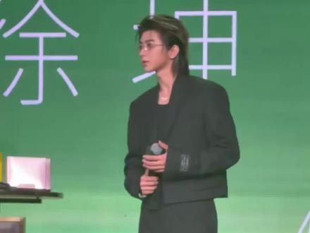 #蔡徐坤 活动现场遭私生强抱,这也太吓人了吧!