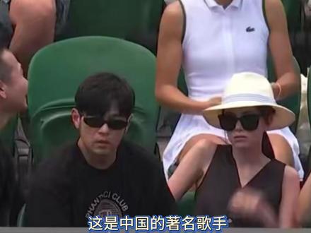 2025温网首轮比赛周杰伦携妻子昆凌观战郑钦文,顶着34度的太阳周杰伦对网球真爱无疑#2025温网 #周杰伦 #周杰伦温网