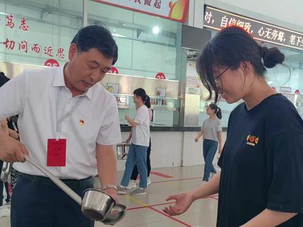 直击高考首日的暖心一幕,平度市第一中学校长苗清洁的温馨助考餐。#高考 #暖心瞬间 #2023年高考 #考生加油 #掌上平度