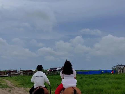 内蒙通辽科尔沁草原的珠日河旅游区,骑马坐越野车,看风吹草地蓝天白云,穿蒙族服装拍照,早上欣赏圆圆的月亮,8月18还有赛马节#自驾游 #旅行推荐官 #818哲里木赛马节 #草原策马实在泰酷辣 #属于通辽的仪式感来了