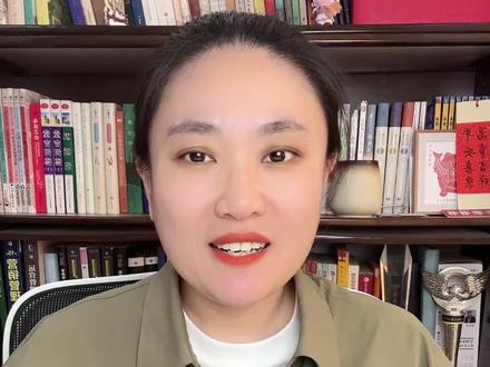 知识春节巨献 | 一口气讲清二十四节气! 二十四节气,到底是如何诞生的?这套体系究竟蕴含了怎样的科学原理?除了指导农耕,还如何影响了我们的生活?本期视频,将会是一期,关于二十四节气相关内容的详尽梳理。我们将从二十四节气的起源讲起,看看古人如何仰望星空,划定节气;我们会弄明白平气法和定气法这些专业术语背后的简单道理;我们也会了解,这套诞生于黄河边的历法,为何能成为整个民族的文化基因。当然,最重要的——我们将依循春、夏、秋、冬的次序,逐一拜访这二十四个节气,聆听每个节气诉说的天气变化、物候风景和民俗故事。整体听下来后,你就会发现,这不仅仅是一份时间表,更是一部关于自然、生活和哲学的宏伟史诗。#抖音年味新知贺岁 #新知贺岁眼界大开 #二十四节气