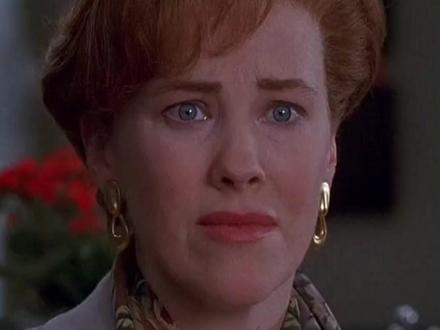 #小鬼当家 妈妈扮演者凯瑟琳·奥哈拉离世,享年71岁,曾包揽电视剧集奖项大满贯#穷家富路 #片场风云 #喜剧演员