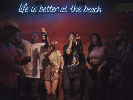 之前有人问haha在九周年唱的歌,我把mv发出来了,歌名DANG DIGGI BANG
#haha #雷鬼 #开口跪