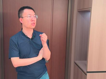 闲置iPad别扔!教你改装成全屋智能中控屏 科技感直接拉满 📱✨
旧平板秒变家庭控制中心,
吸附上墙、界面直观,
所有设备一目了然。
灯光、空调、摄像头等,一屏掌控。
颜值即正义?它确实很“装”!
但实用细节更到位:
✅ 人体传感器联动,人来自动亮屏
✅ 智能通断电,保护电池健康
✅ 引导访问模式,防娃乱按
✅ 电量自动化管理,20%-80%区间充电
#旧物改造 #智能家居 #全屋智能 #iPad改造 #鹦鹉螺好用装修研究所