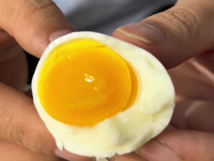 #我在抖音刷到煮鸡蛋神了 跟着蛋神煮7分11秒的蛋和9分12秒的蛋一个溜心糖心,一个带细闪。口感独特。#鸡蛋的神仙吃法 #我也吃上7分11秒流心糖心蛋了 #我也吃上9分12秒完美煮鸡蛋了 #当季新菜单挑战赛