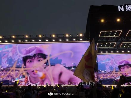 枣林湾黄海大合影➕镜头签💛 📍2026.05.23 扬州 N次方枣林湾音乐节
时隔651天回到这里
枣林湾见证了从第一片黄海到最近一片黄海
“幸福兜了一个圈”
@黄子弘凡
#黄子弘凡 #音乐节大旗 #黄子弘凡音乐节 #大疆pocket3 #2026音乐节