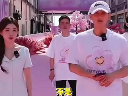 黄了个小桃秒切身份变黄总吗?这份认真我真的respect了!#起猛了看见黄子韬述职了#黄子韬