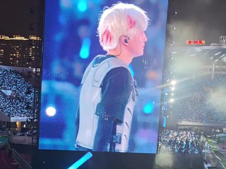 #万兽之王广州 #薛之谦演唱会
他说首场他整个人都还是懵的
他说他第一次演四面台,东南西北都跑不明白
他说他们团队第一次搞四面大屏,LED都没有无缝衔接,甚至中间设备故障了一下
他觉得首场演出不完美愧对我们
但是老薛啊,久别重逢的底色一定是美好的。奔赴千里,只是为了见你一面,你一切都好,就好。@薛之谦