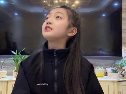 生活在河南的东北小孩打卡东北早市
被这一连串的叫卖声整迷糊了。
粘苞米、黏豆包,大鲤子…
听懵了,也听醉了
快乐直接拉满!
#东北早市 #方言的碰撞 #河南方言 #人类幼崽 #内容过于真实